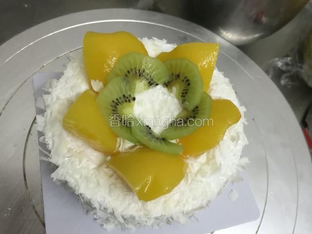 猕猴桃切片.一个错压一个.摆一圈即可