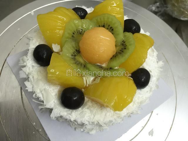 黑樱桃摆放在黄桃夹缝里面