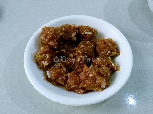把肉馅用手团圆，带上一次性手套团圆每个丸子，放盘子里备用，