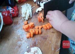 黄闷鸡土豆粉的做法图解2