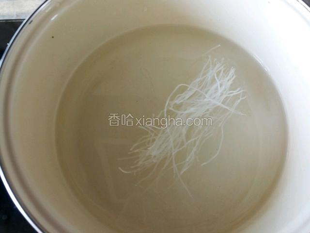 锅内添水粉丝下锅