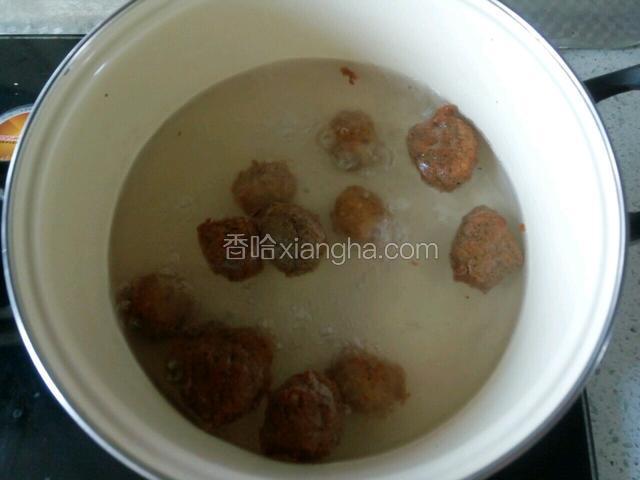 粉丝煮软时下入丸子