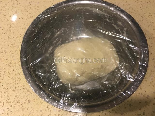 中筋面粉加酵母水，揉成面团。放盆子中，盖保鲜膜，放冰箱冷藏一夜发酵。