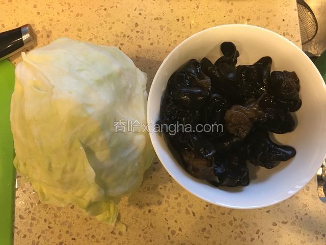 洗净圆白菜，木耳泡发开水焯烫，过凉水沥干水份。