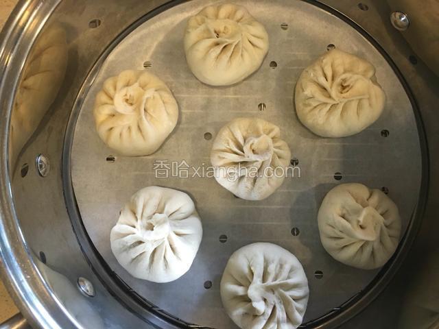 依次包好所有的包子，放入蒸屉。