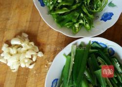 青椒炒秋葵的做法图解1