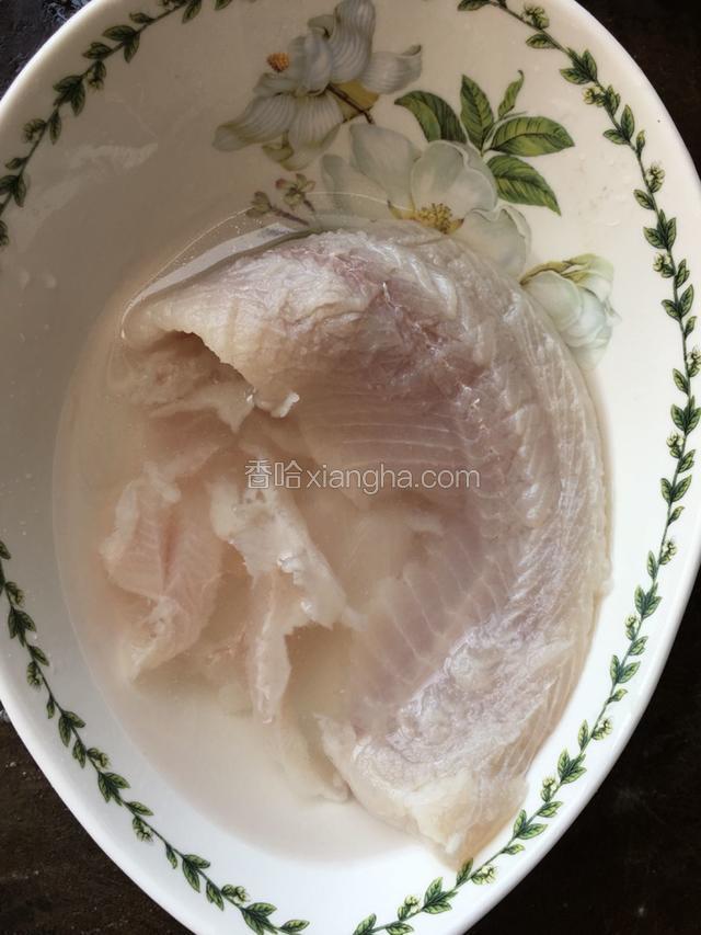 买一条草鱼，剔净鱼肉100克，用清水浸泡去血水。