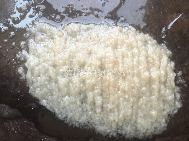 把熟肥膘肉切成丝，斩成细蓉。