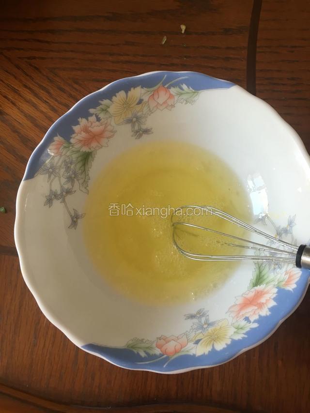 把鸡蛋打散留下蛋清。