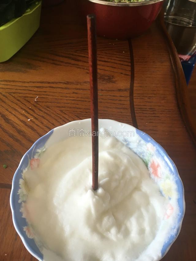 用打蛋器把蛋清打成发蛋，即放个筷子可以立住。