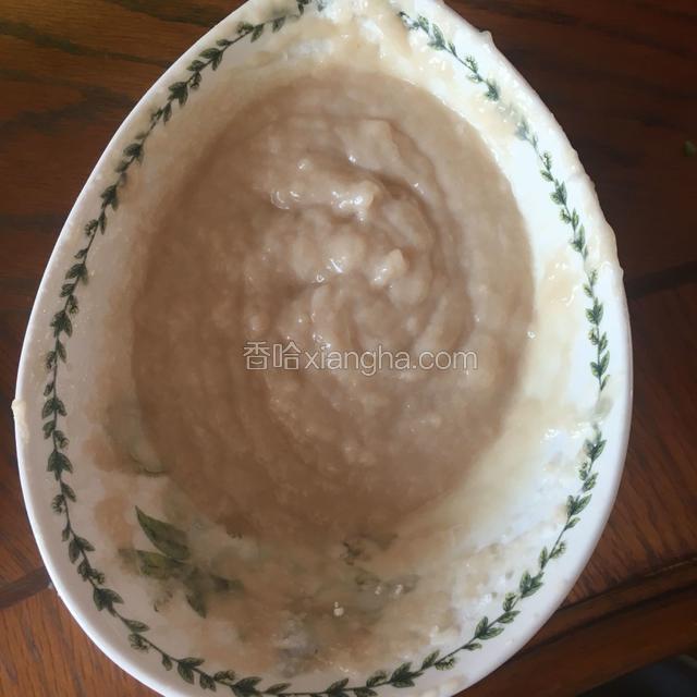 沿着一个方向搅拌上劲，做成芙蓉鱼片缔子备用。