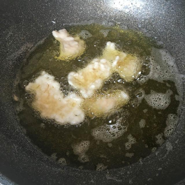 热锅冷油，侍油温烧成2成热时，用勺把芙蓉鱼片缔子剜成片放油中滑溜。