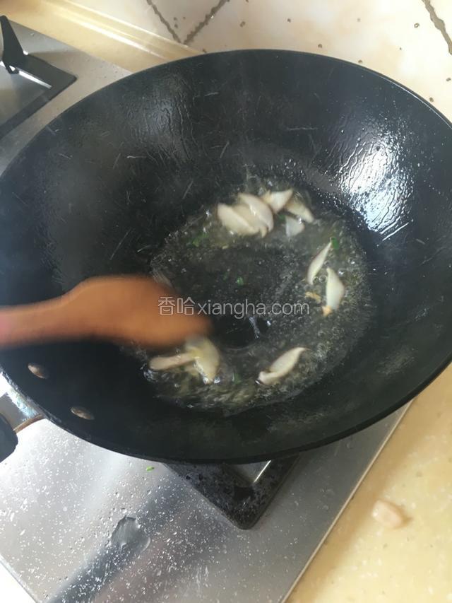 另拿一个锅，放入少许油，烧热至4成热时，放入香菇片，髙汤，味精，盐，湿淀粉勾芡。
