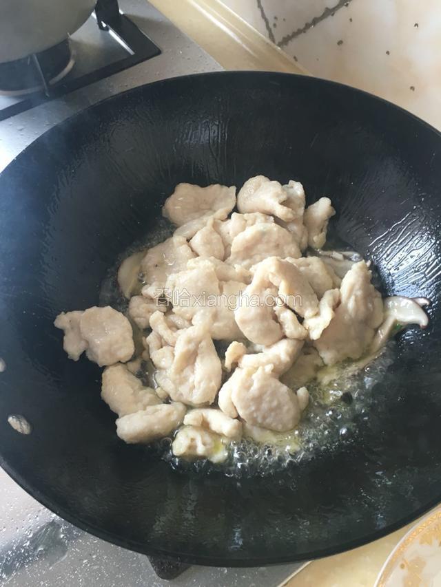 放入鱼片。
