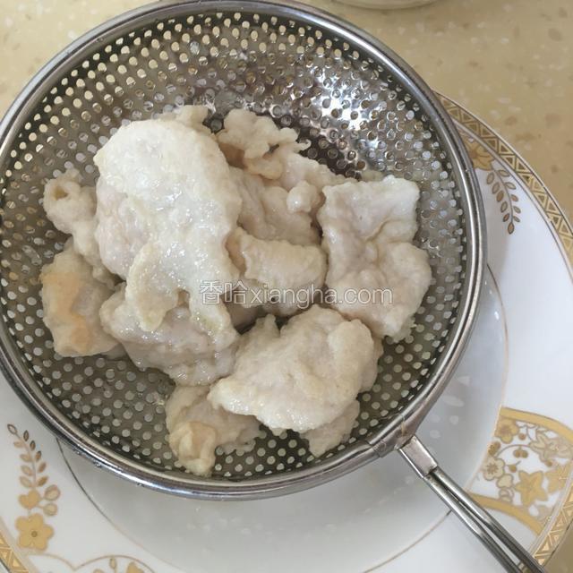 鱼片溜油至定型变白，立即捞出放入漏勺控油。