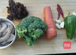 西兰花炒虾仁的做法图解1
