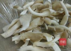 平菇鲫鱼汤的做法图解3