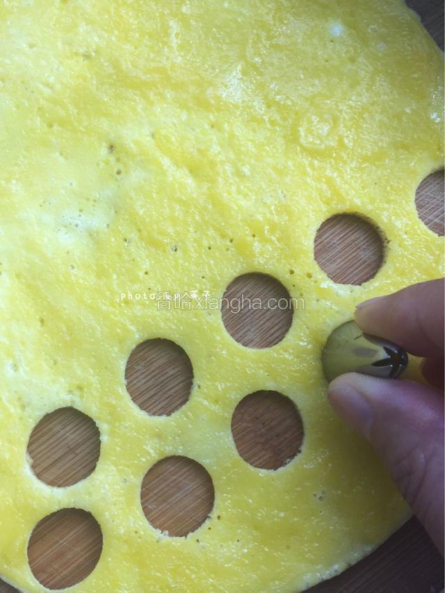 鸡蛋蛋清和蛋黄分离，蛋黄放适量盐，用平底锅先把蛋黄摊成片，用一个小工具按压出圆的小洞

我用的裱花嘴