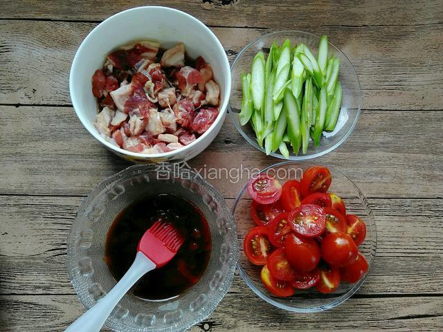 牛肉加适量的食盐、生抽、料酒、白糖、黑胡椒抓均匀，腌制半小时。将生抽、番茄酱、白糖混合均匀，调制成一碗酱汁。圣女果对半切开。芦笋斜切成薄片。