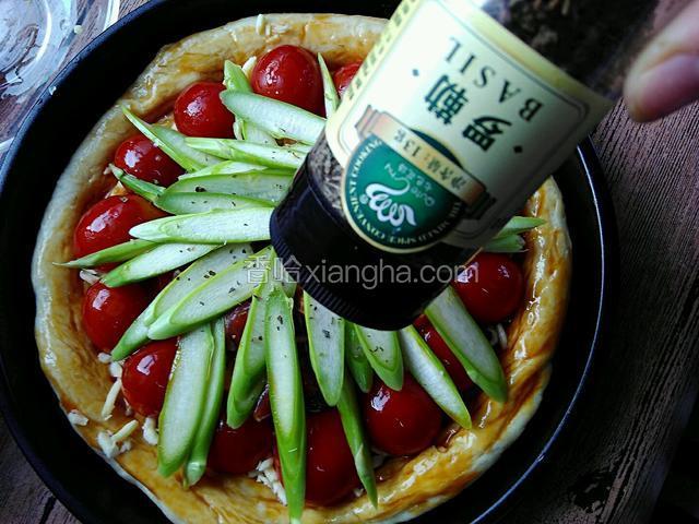 均匀的撒上一层罗勒，增添披萨的香味。