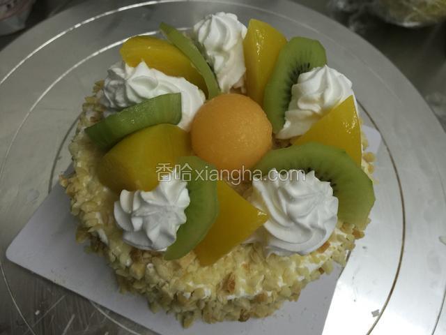 黄桃旁边摆猕猴桃