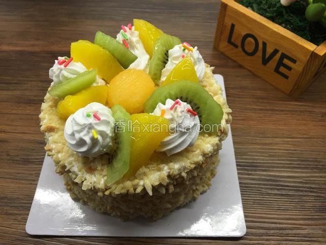 奶油上洒一点彩糖装饰即可