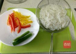 彩椒拌米粉的做法图解1