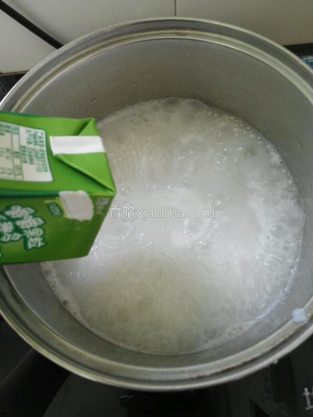 西米快熟时把酸奶倒进去煮两分钟。