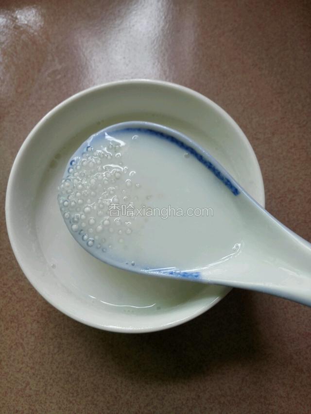 把煮熟的酸奶西米露用容器盛出，晾凉后放冰箱冷藏备用。