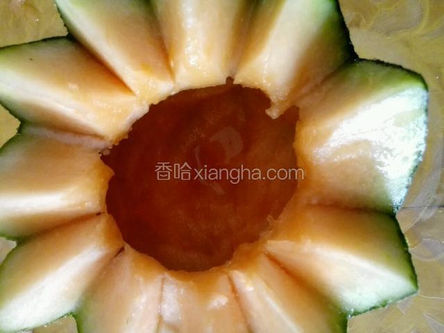 然后用挖勺器把哈密瓜一个个挖出。