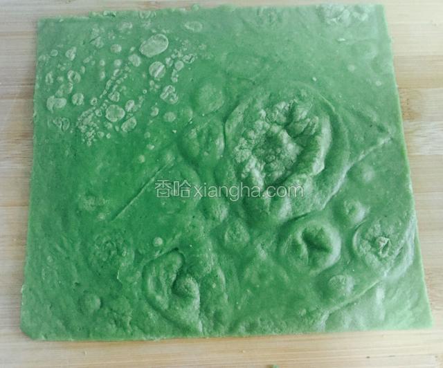 煎至稍有气泡用木质锅铲翻面再煎一分钟即可，出锅后放案板用刀切去四边