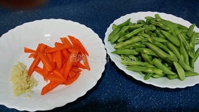 四季豆去根洗淨切段~甘筍去皮洗淨切段~蒜頭切碎