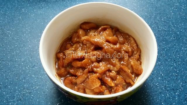 豬肉洗淨切條~用生抽~老抽~鹽~糖~油~腌制十五分鐘