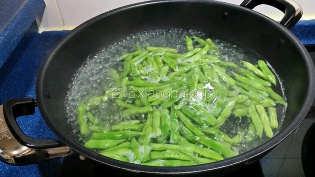 燒開水~放入四季豆焯水~一分鐘撈起來~再放入甘筍焯一下撈起~