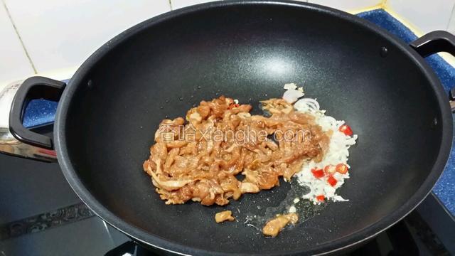 燒熱鍋放入油~爆香蒜蓉~放入豬肉翻炒