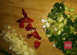 凉拌黄瓜皮蛋的做法图解2