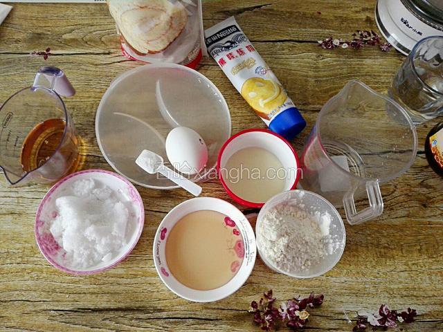 食材称重，蜂蜜，糖，低筋粉，鸡蛋，水，炼乳，小苏打，食用油备齐。