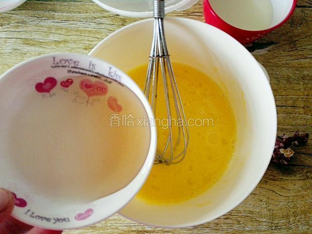 然后用蛋抽打散鸡蛋，把8克蜂蜜加入