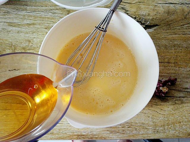 然后再倒入食用油（花生油，橄榄油不能加入味很重，影响成品口味）