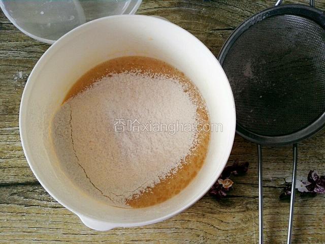 在过筛50克低粉和3克小苏打，用蛋抽顺时钟搅匀（不用担心面浆起筋，面浆很稀哦！不会影响下面制作）