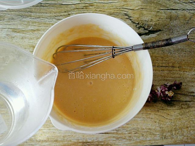 凉透的糖水要分次加入面浆中，每次搅拌均匀，在加下次至加入完成搅拌匀。