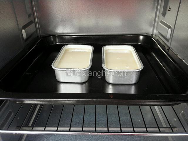 提前预热烤箱10分钟，然后把模具四壁和底抹少许油，在把饧发45分钟面浆倒入模具九分满，送入预热200度烤箱，上下火中层烤20-25分钟。