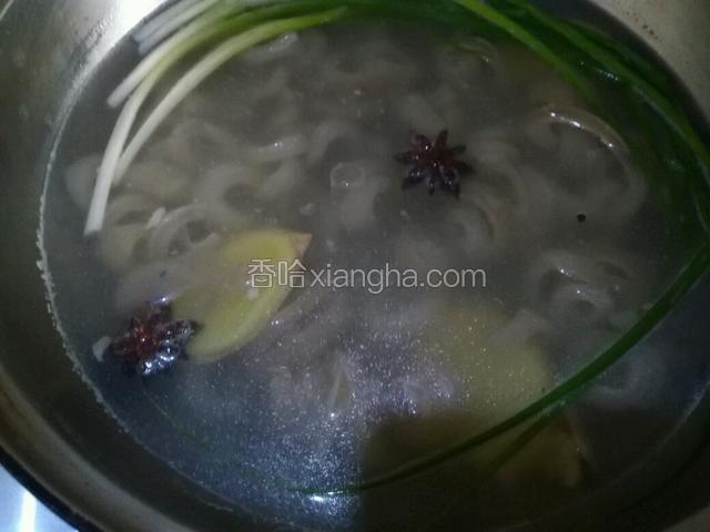 水滚下猪皮入锅煮，水滚捞起漂出来的沫子
