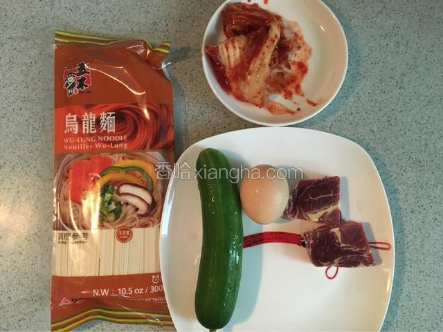 准备主食材、韩国辣酱和芦笋！小黄瓜切片放入盐脱水备用，肉切成肉片备用！鸡蛋水煮熟捞起拨壳备用！泡菜切片备用！