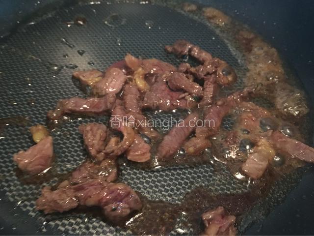 平底锅倒入适量的油，将肉片下锅翻炒片刻，加入少许酱油调味，然后盛入盘中备用！