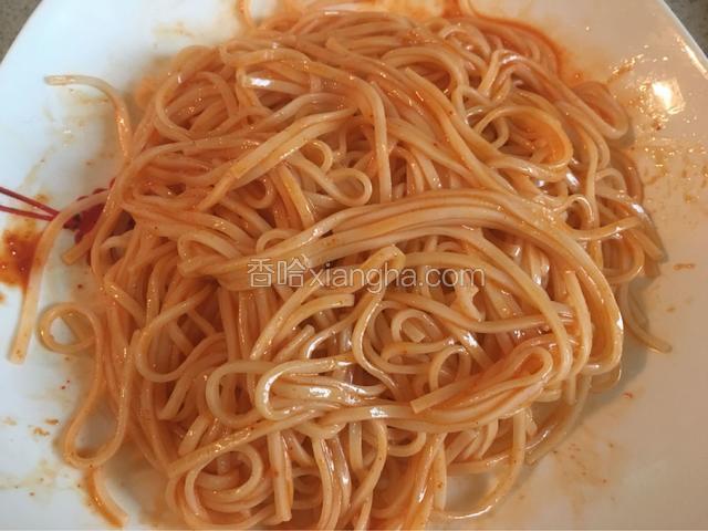 韩式辣酱、香油和生抽放入面里搅拌均匀，再依次摆上其他准备好的材料即可！