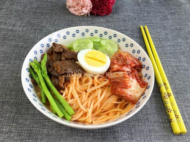 再依次摆上其他准备好的材料即可！