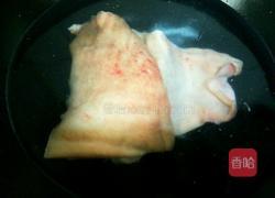 大蒜辣椒蒸猪皮的做法图解1