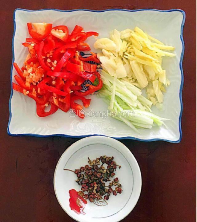 把葱姜蒜切成丝，辣椒切小段备用