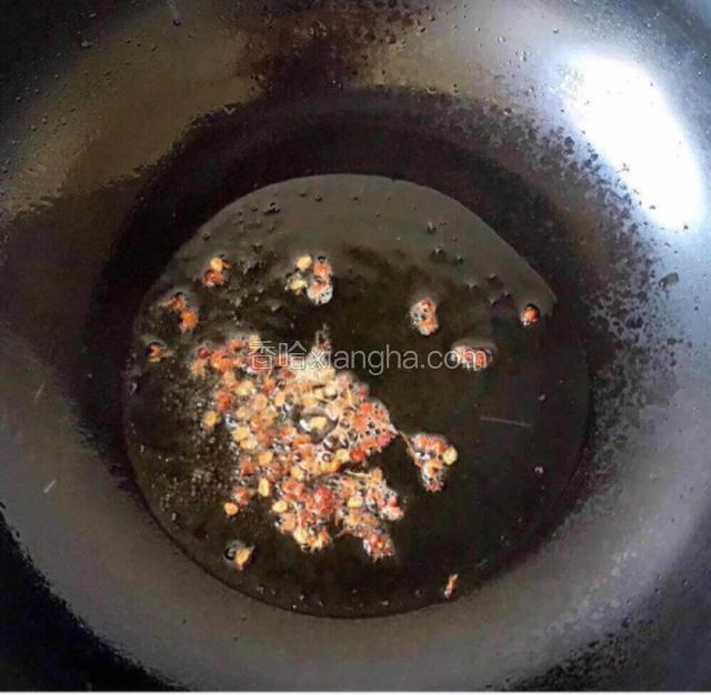 锅中放入适量油加入花椒爆香后捞出去
